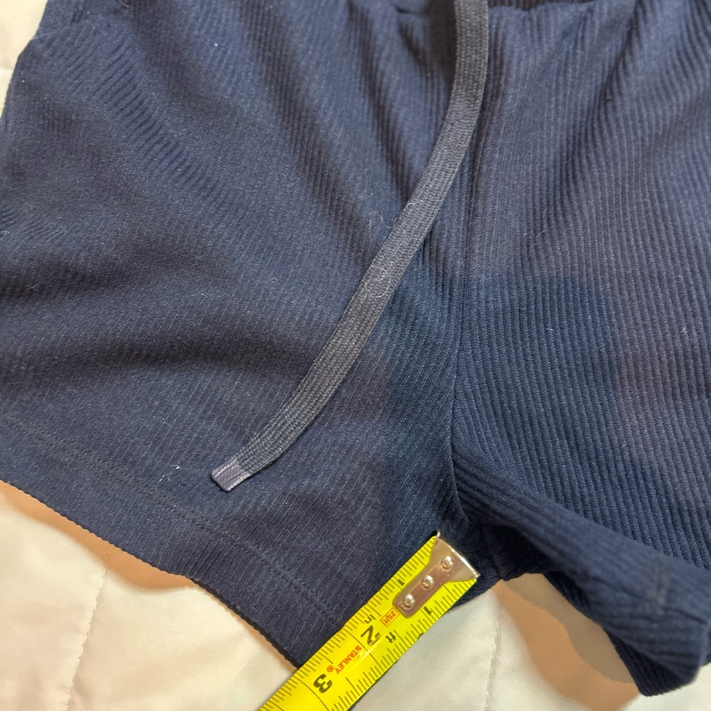 ALO - Matching set: Cropped hoodie and shorts with 3 inch inseam - Picture 6 of 9